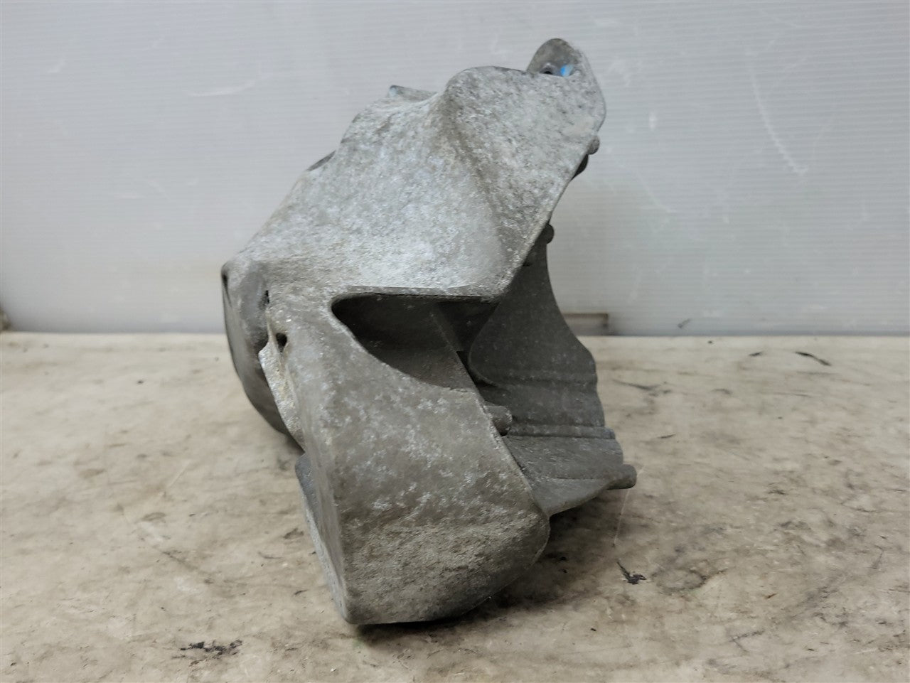 2016 CAMARO LH DRIVER ENGINE MOUNT STAND 34304 - image 4