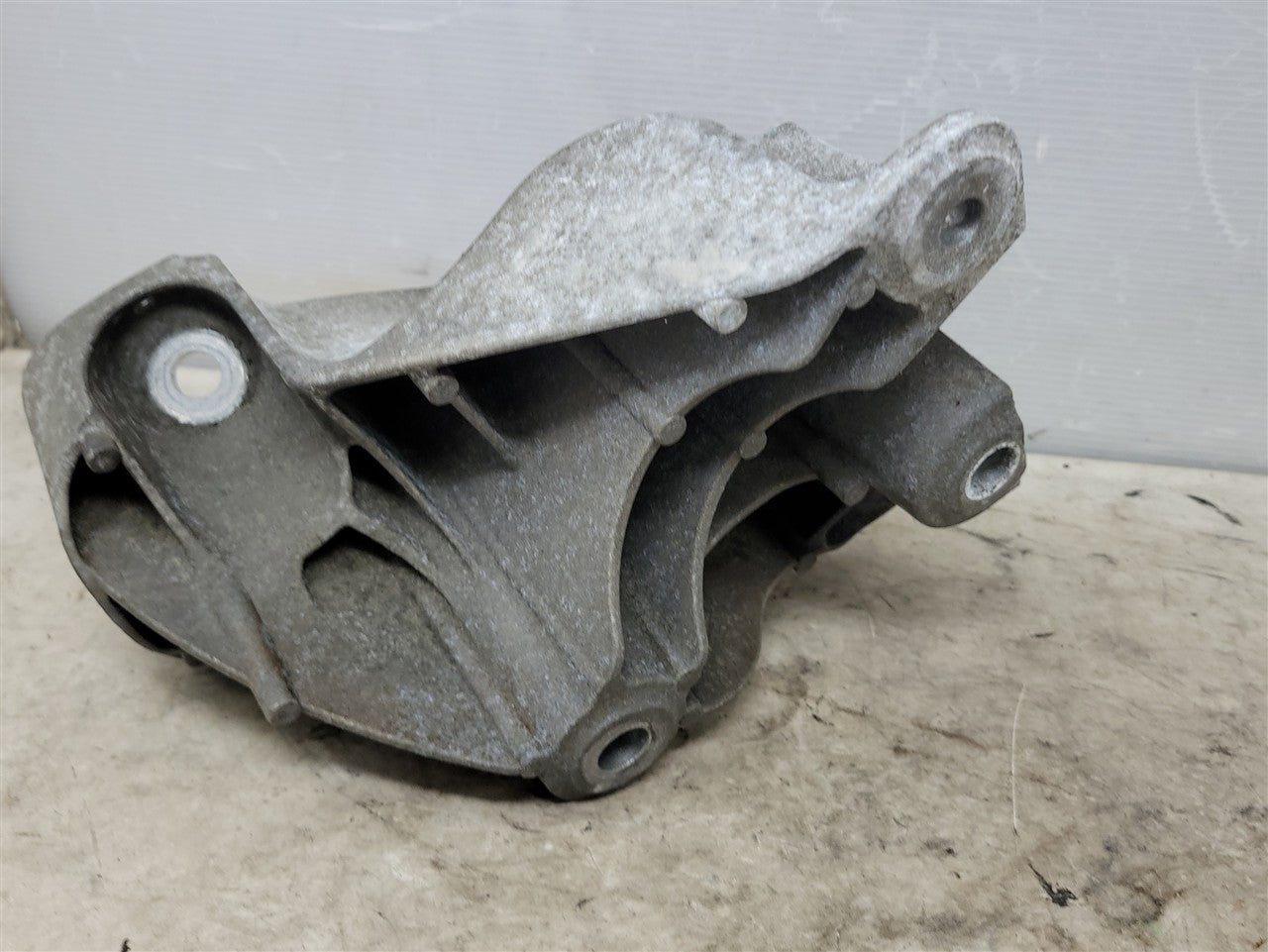2016 CAMARO LH DRIVER ENGINE MOUNT STAND 34304 - image 5
