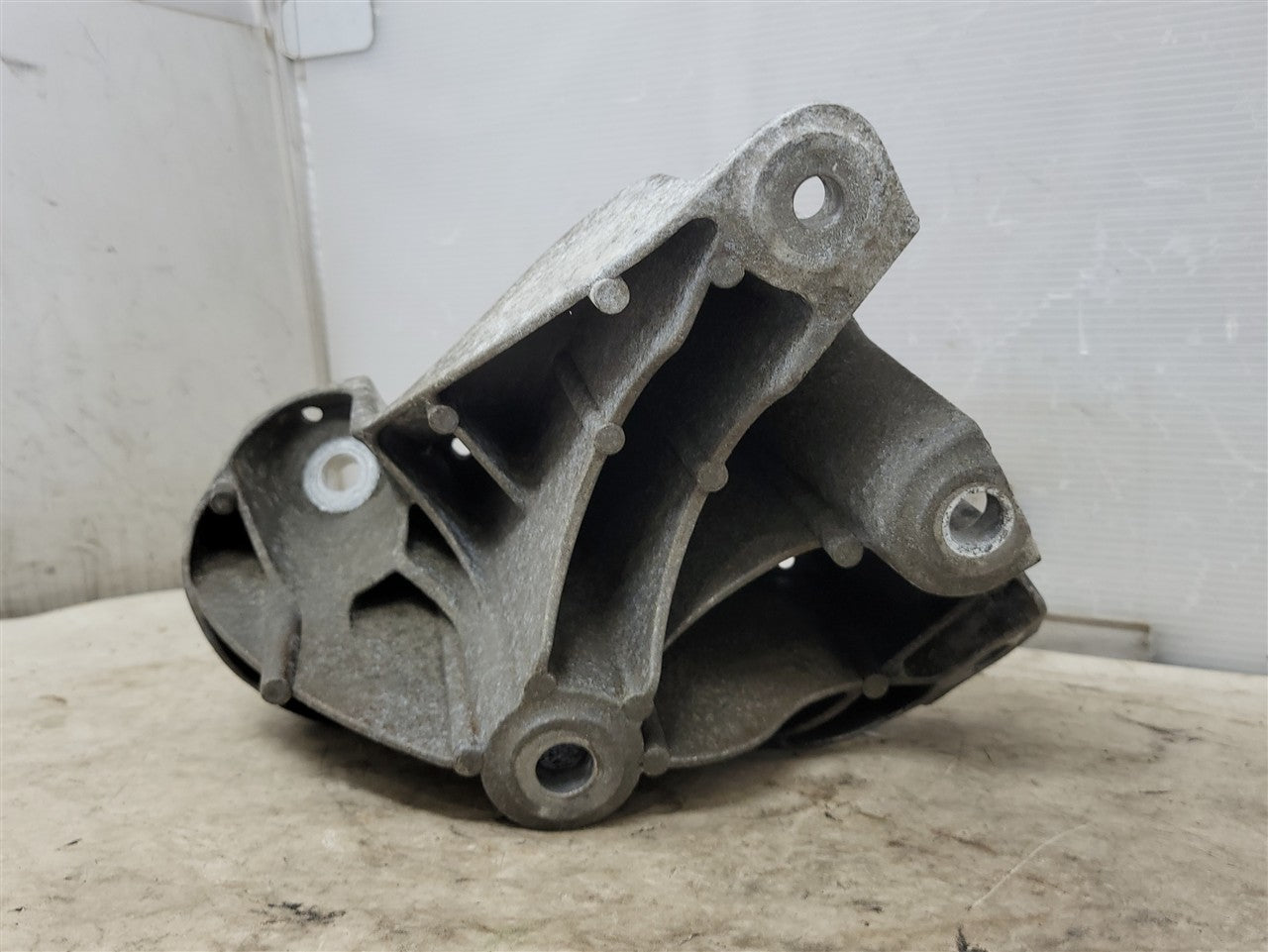 2016 CAMARO LH DRIVER ENGINE MOUNT STAND 34304 - image 6