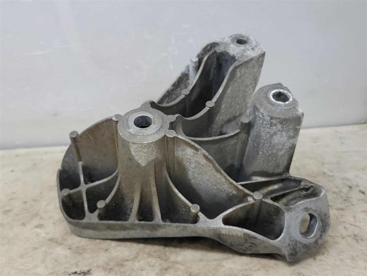 2016 CAMARO LH DRIVER ENGINE MOUNT STAND 34304 - image 7