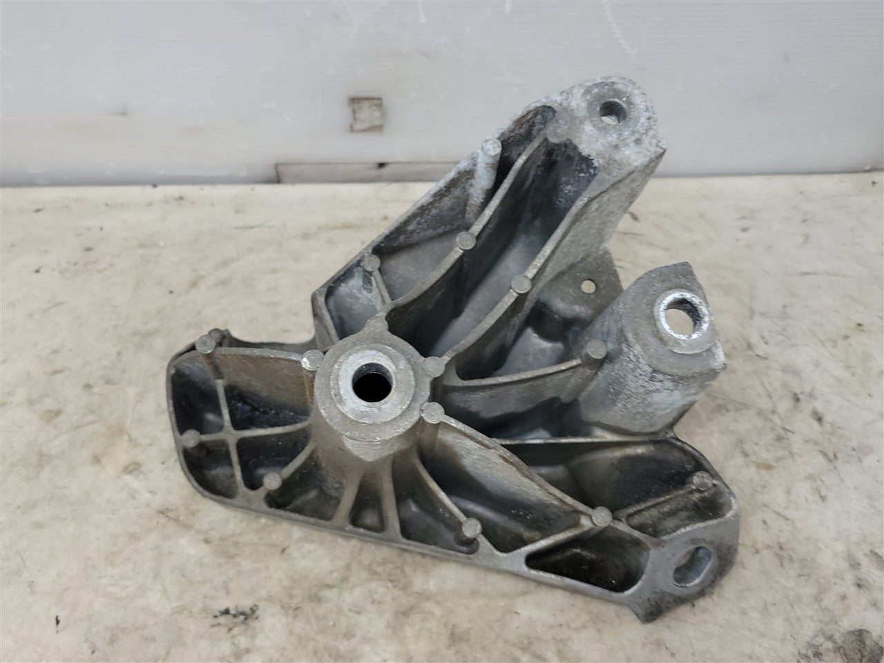 2016 CAMARO LH DRIVER ENGINE MOUNT STAND 34304 - image 8