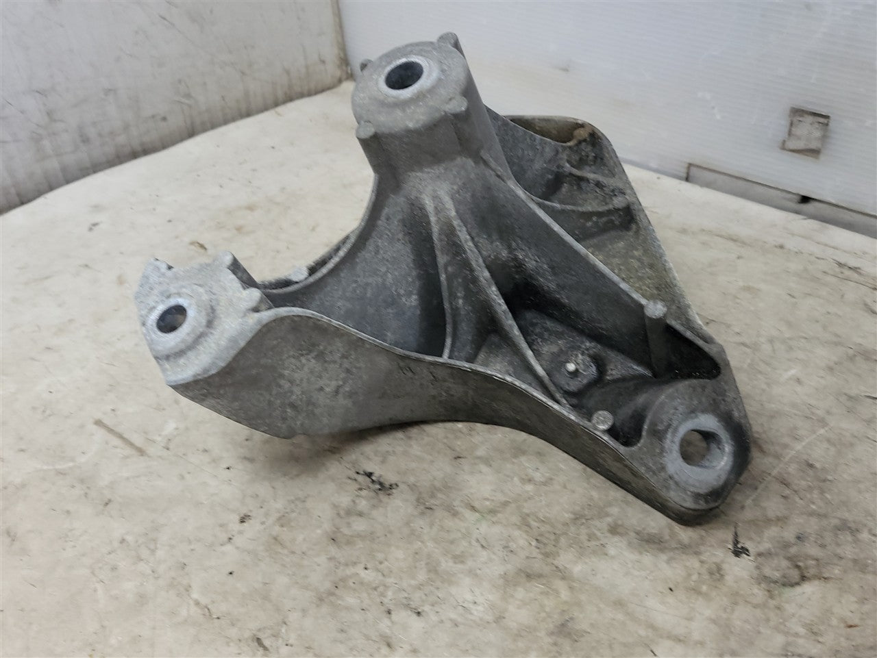 2016 CAMARO RH PASSENGER ENGINE MOUNT STAND 6.2L 34305 - image 9