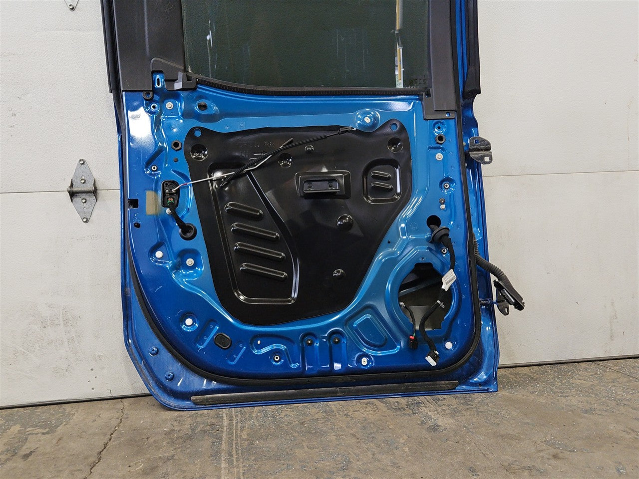 2023 SIERRA150 LH REAR DOOR 5P.25 BLUE GLT / 327E SMALL DING 34311 - image 13