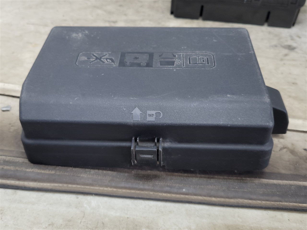 2023 SIERRA150 ENGINE BAY FUSE BOX 87832673 34314 - image 4