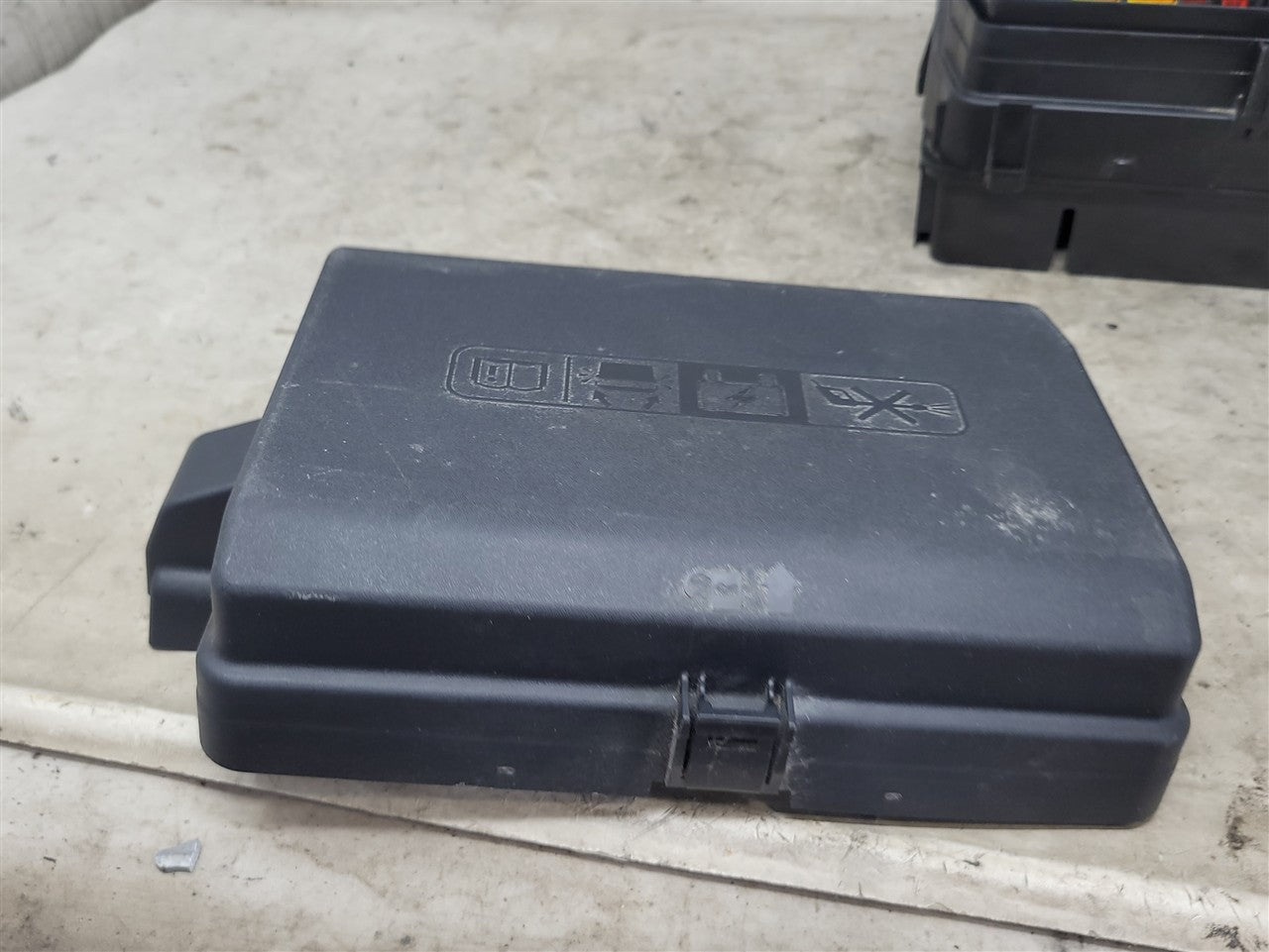 2023 SIERRA150 ENGINE BAY FUSE BOX 87832673 34314 - image 5