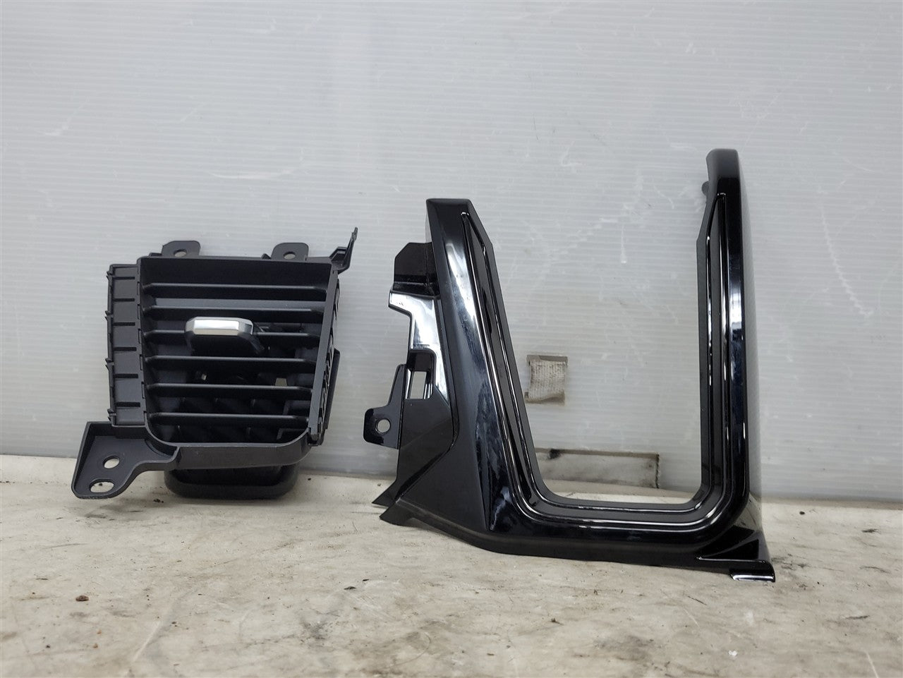 2023 SIERRA150 RH DASH VENT & TRIM 85583661 34338 - image 2