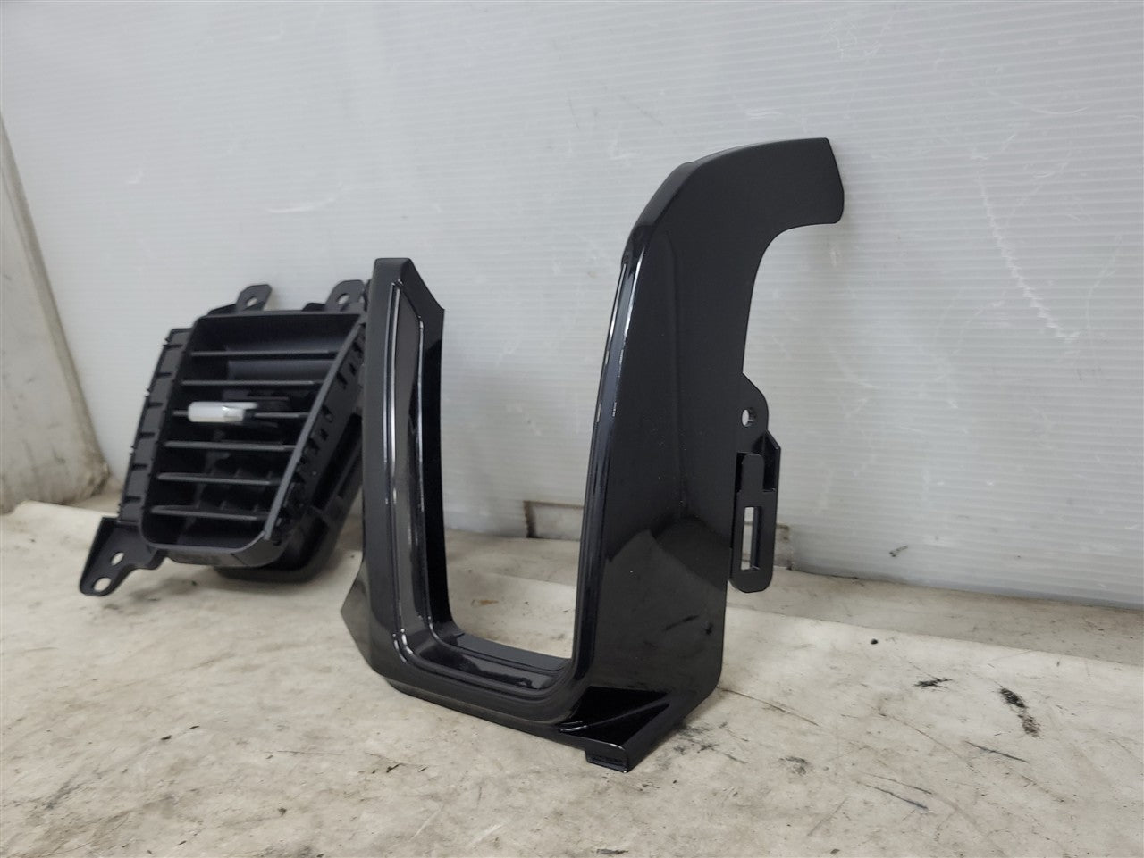 2023 SIERRA150 RH DASH VENT & TRIM 85583661 34338 - image 3