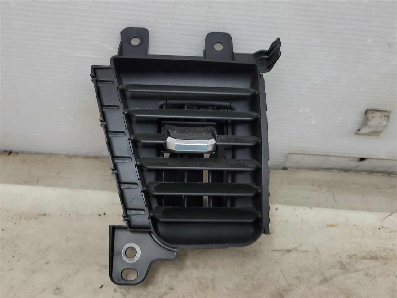 2023 SIERRA150 RH DASH VENT & TRIM 85583661 34338 - image 7