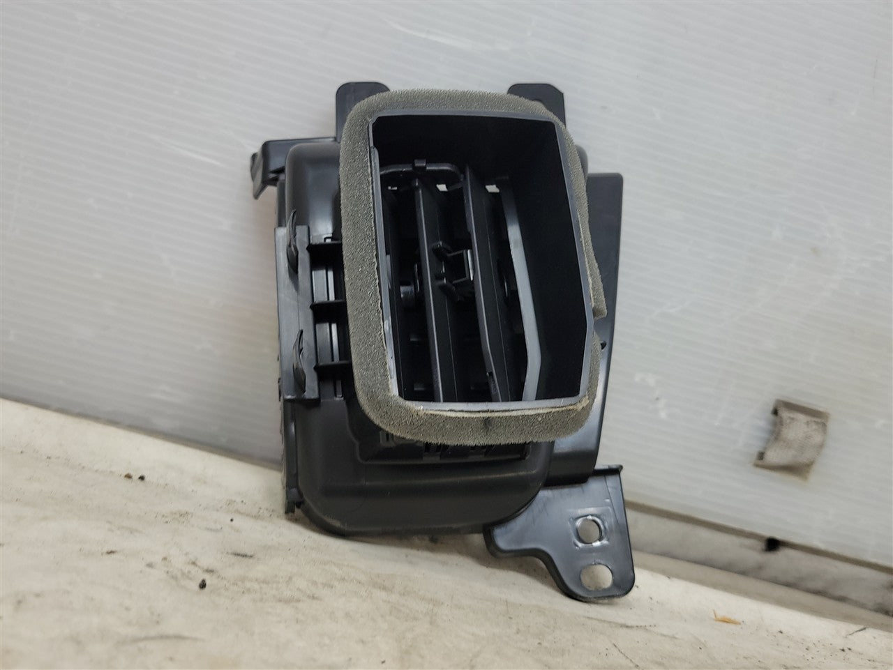 2023 SIERRA150 RH DASH VENT & TRIM 85583661 34338 - image 11