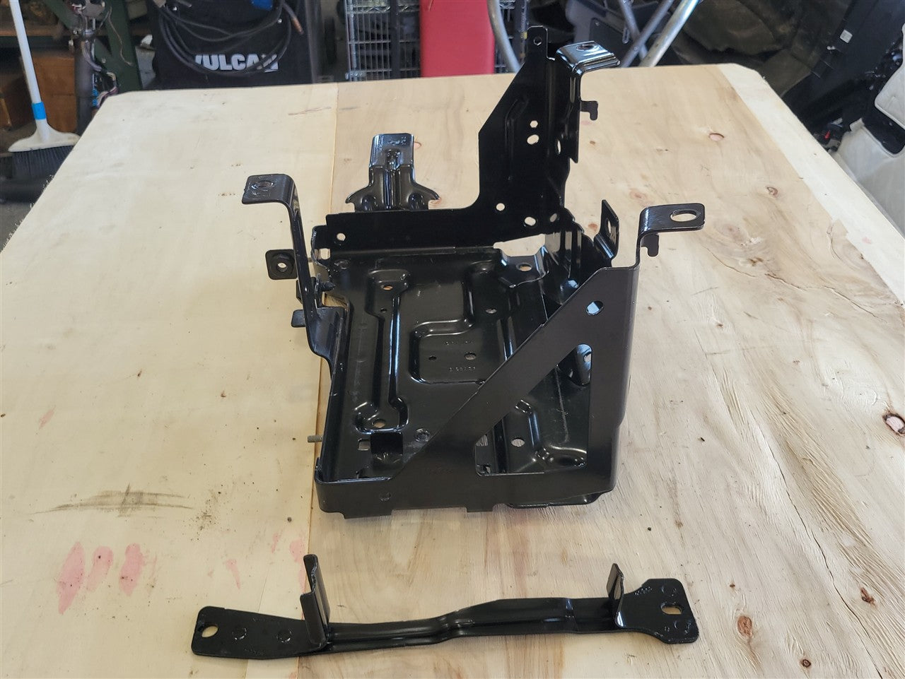 2023 SIERRA150 OEM BATTERY TRAY 84963924 34344 - image 4