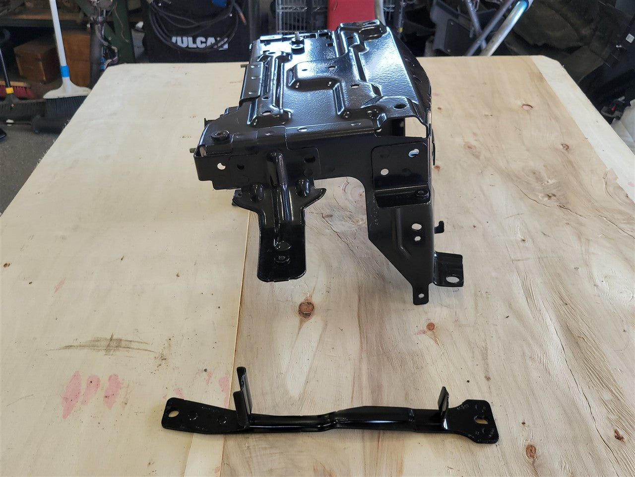 2023 SIERRA150 OEM BATTERY TRAY 84963924 34344 - image 8