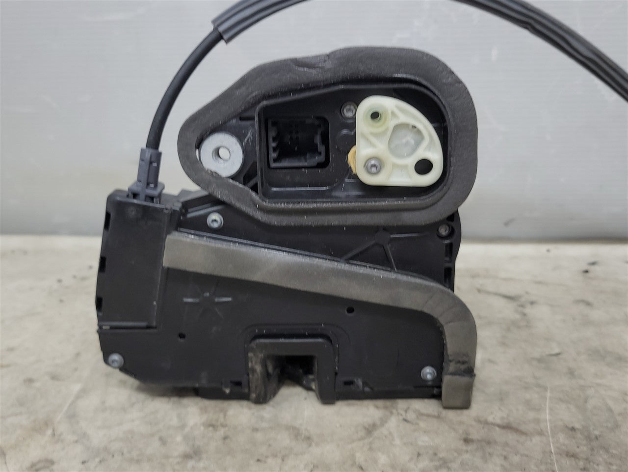 2023 SIERRA150 FRONT RH DOOR LATCH 13528335 34357 - image 6