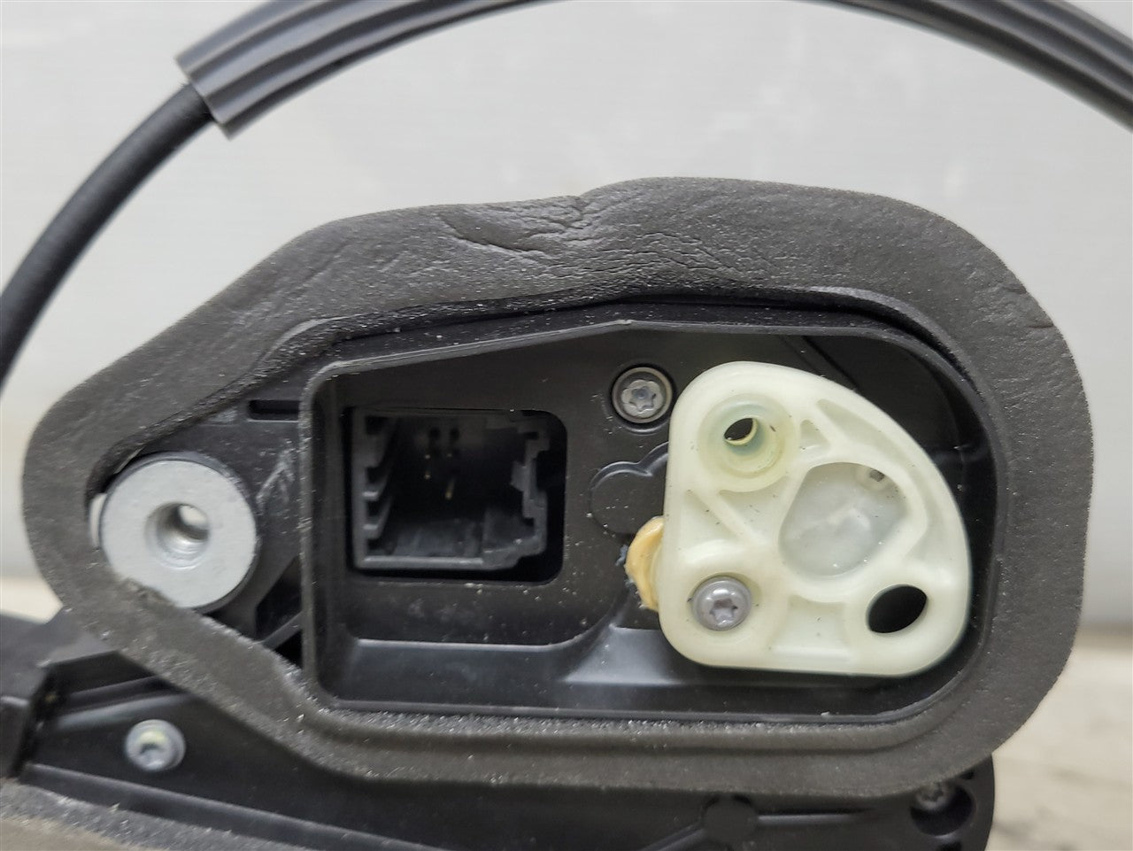 2023 SIERRA150 FRONT RH DOOR LATCH 13528335 34357 - image 7