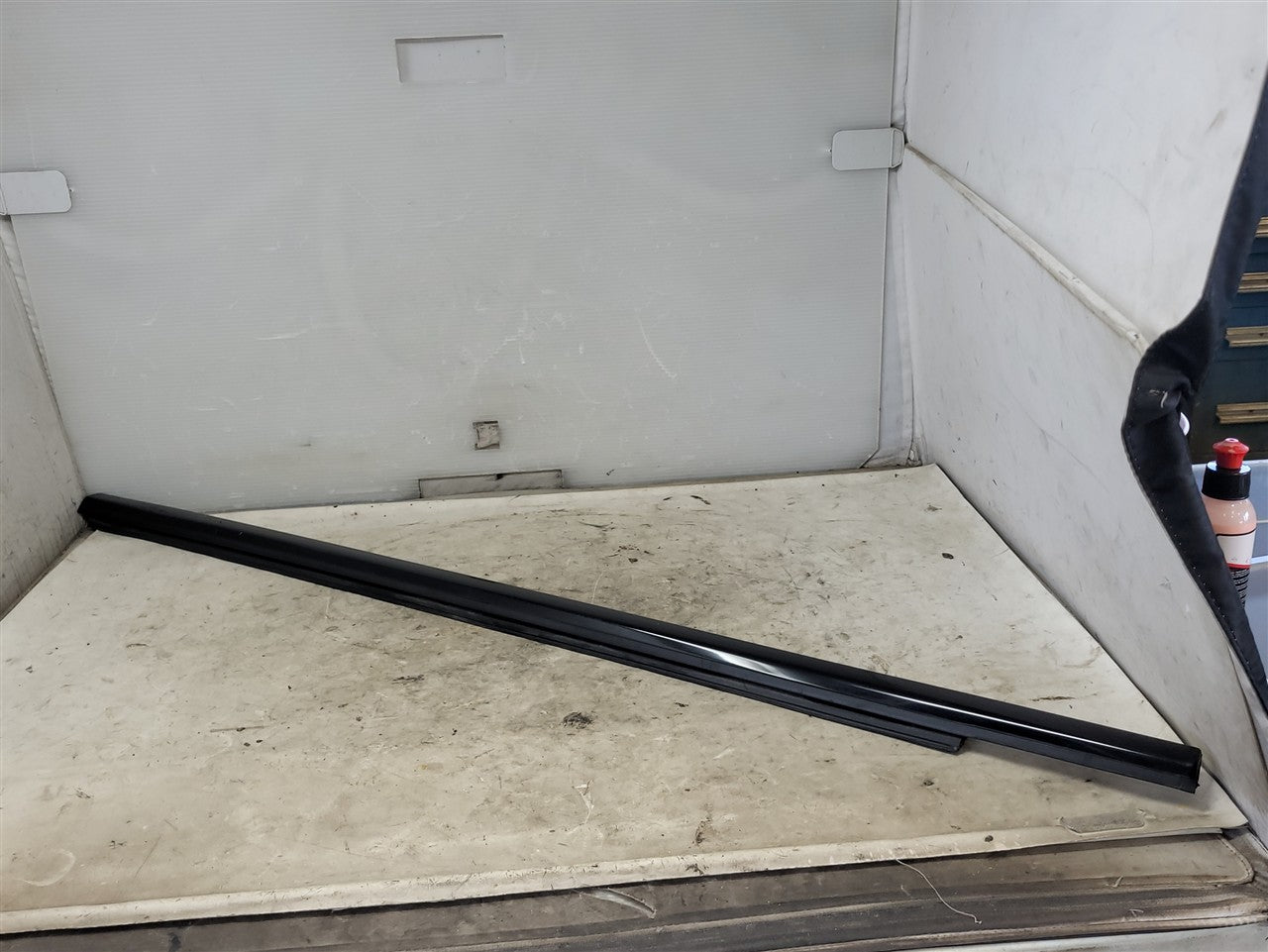 2023 SIERRA150 RH FRONT DOOR LOWER REVEAL GLOSS BLACK 34409 - image 1