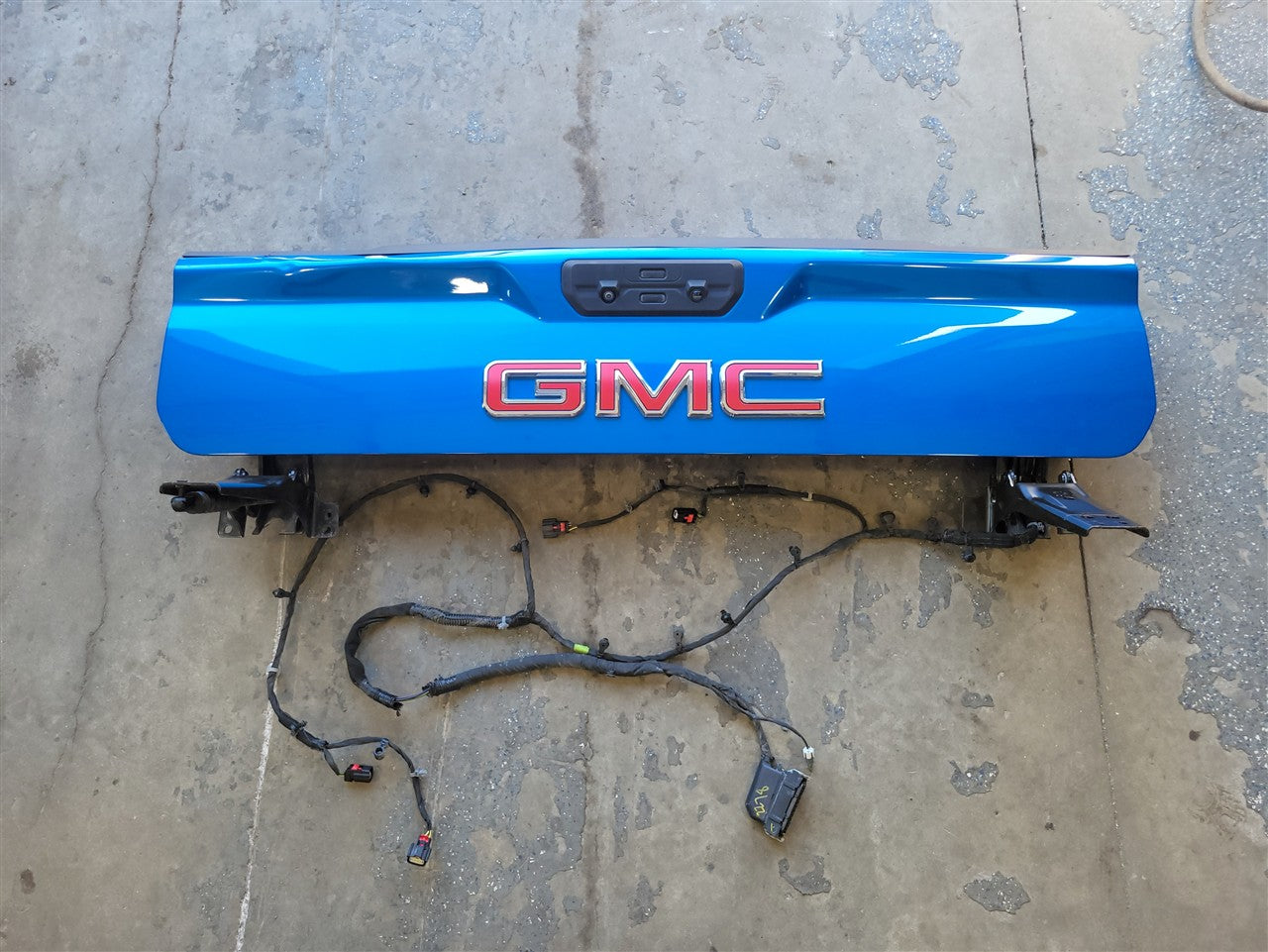 2023 SIERRA UPPER INNER TAIL GATE BLUE 2D1.5 DENT ON UPPER EDGE 34417 - image 1