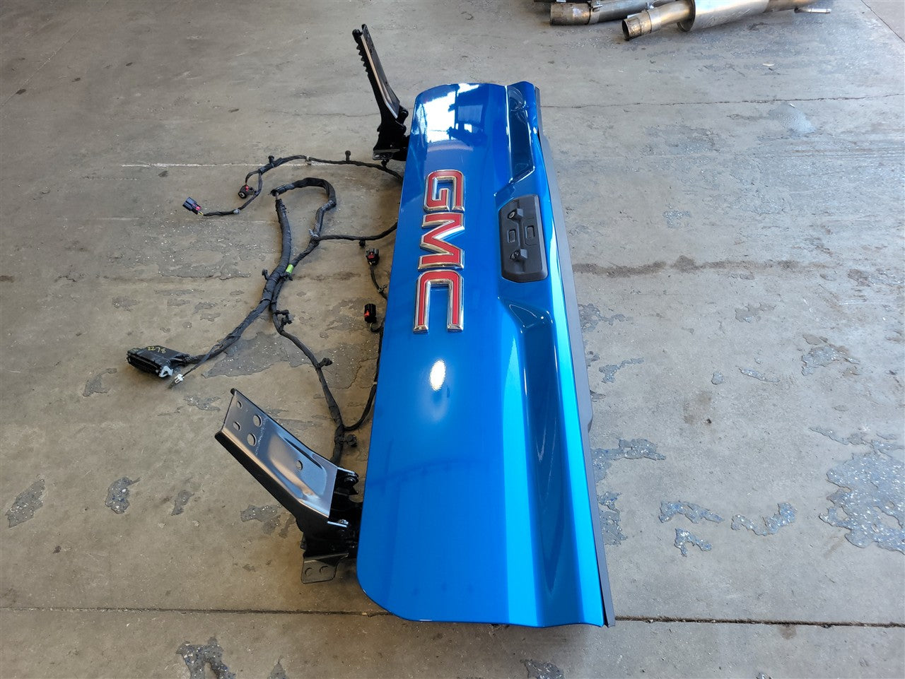 2023 SIERRA UPPER INNER TAIL GATE BLUE 2D1.5 DENT ON UPPER EDGE 34417 - image 4