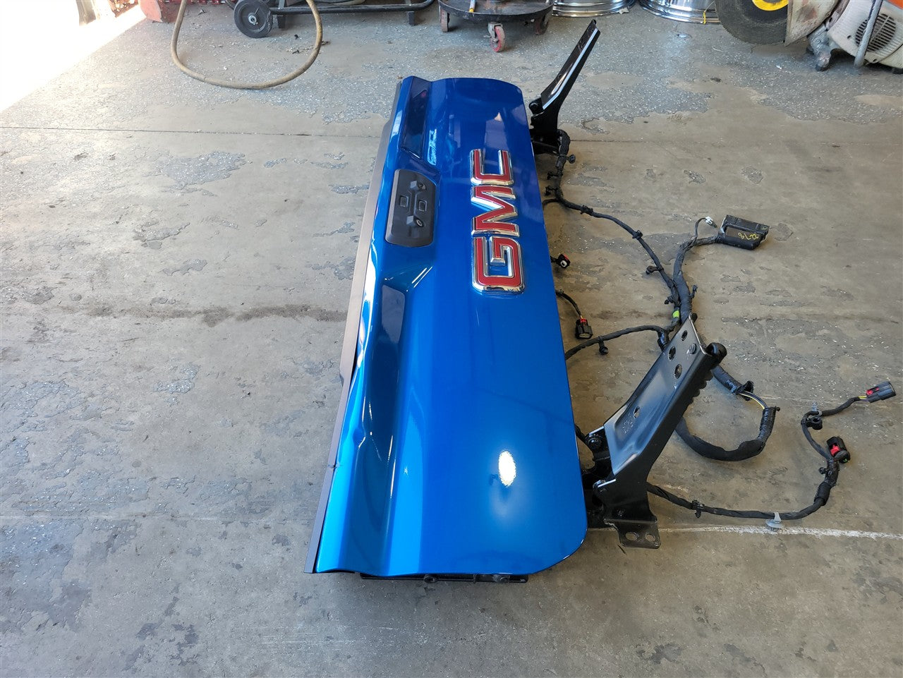 2023 SIERRA UPPER INNER TAIL GATE BLUE 2D1.5 DENT ON UPPER EDGE 34417 - image 9