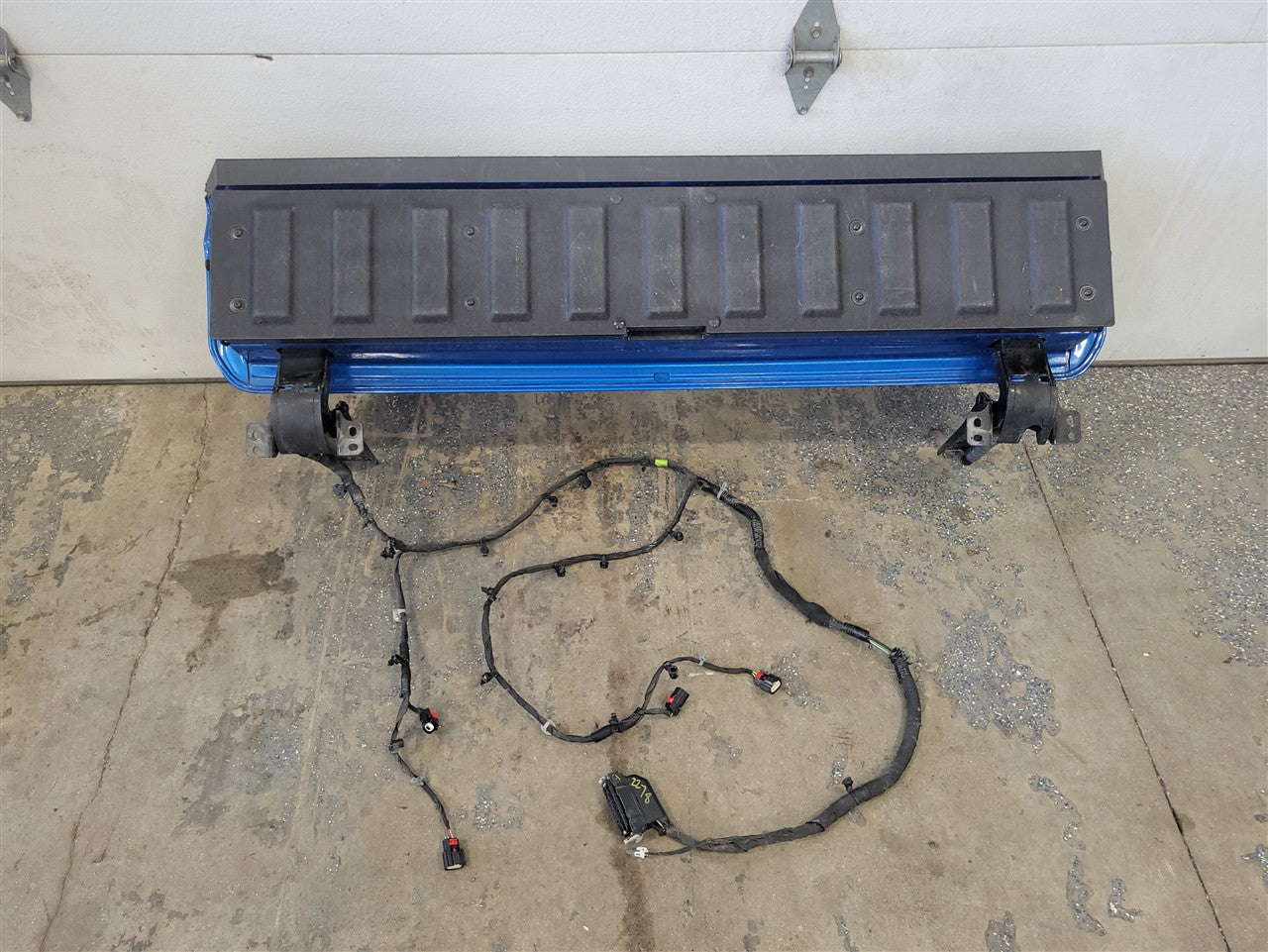 2023 SIERRA UPPER INNER TAIL GATE BLUE 2D1.5 DENT ON UPPER EDGE 34417 - image 11