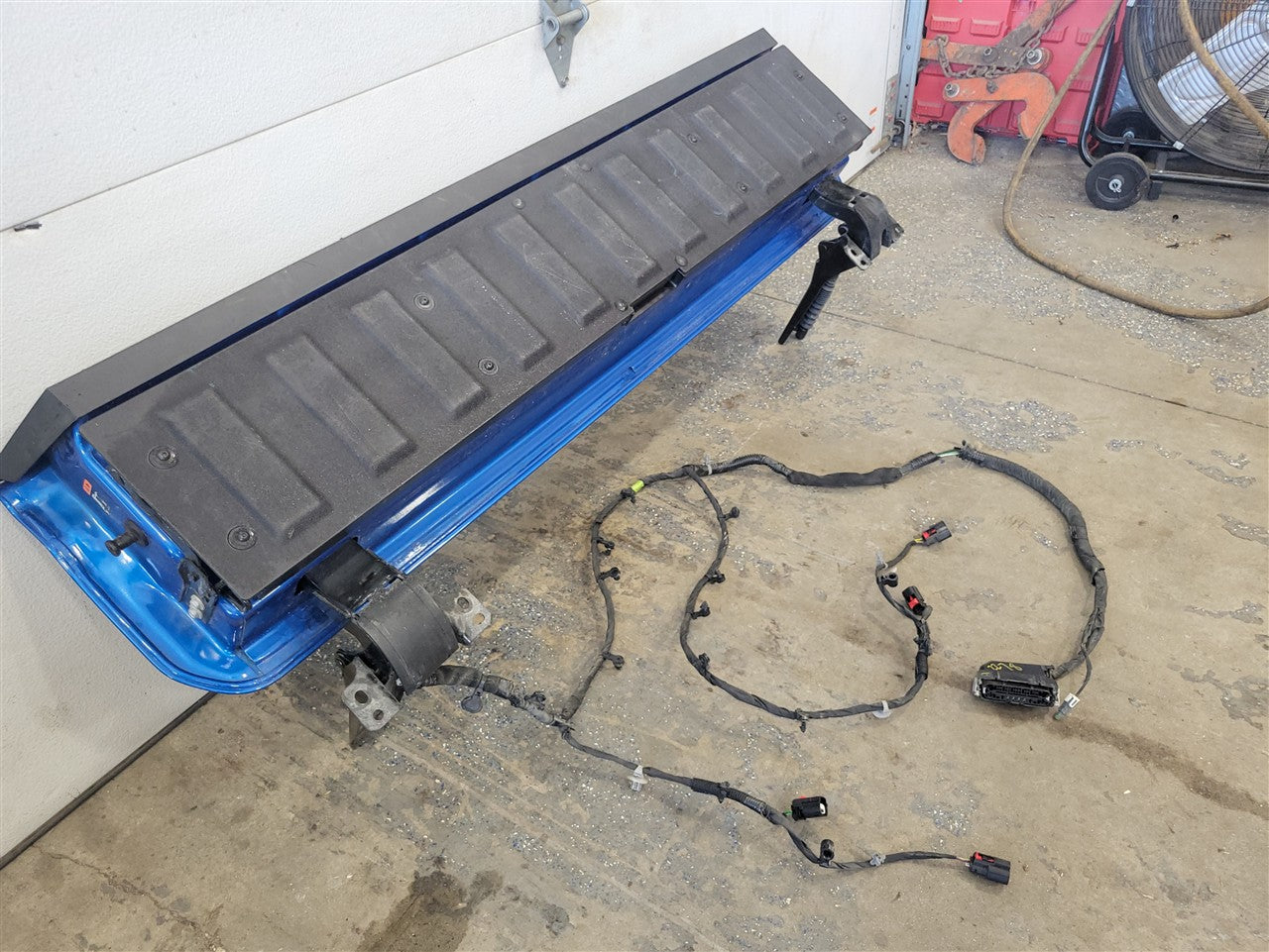 2023 SIERRA UPPER INNER TAIL GATE BLUE 2D1.5 DENT ON UPPER EDGE 34417 - image 13