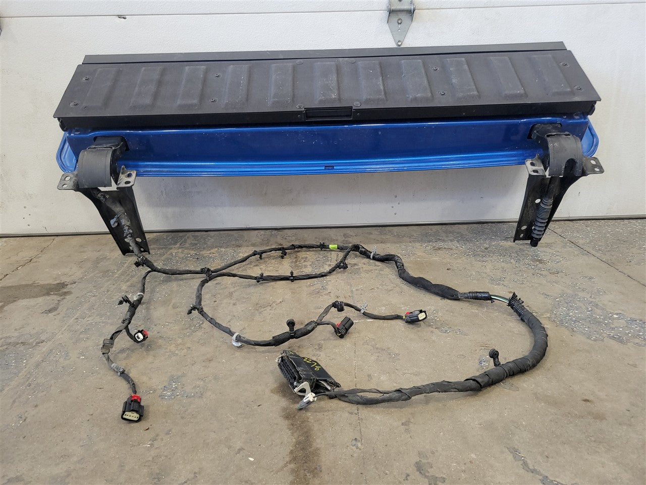 2023 SIERRA UPPER INNER TAIL GATE BLUE 2D1.5 DENT ON UPPER EDGE 34417 - image 14