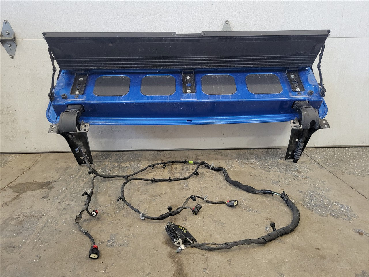 2023 SIERRA UPPER INNER TAIL GATE BLUE 2D1.5 DENT ON UPPER EDGE 34417 - image 15