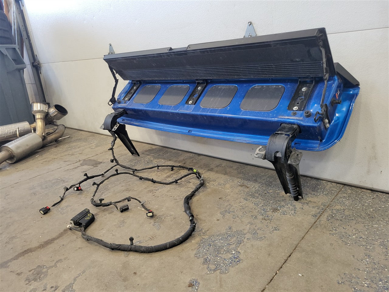 2023 SIERRA UPPER INNER TAIL GATE BLUE 2D1.5 DENT ON UPPER EDGE 34417 - image 16