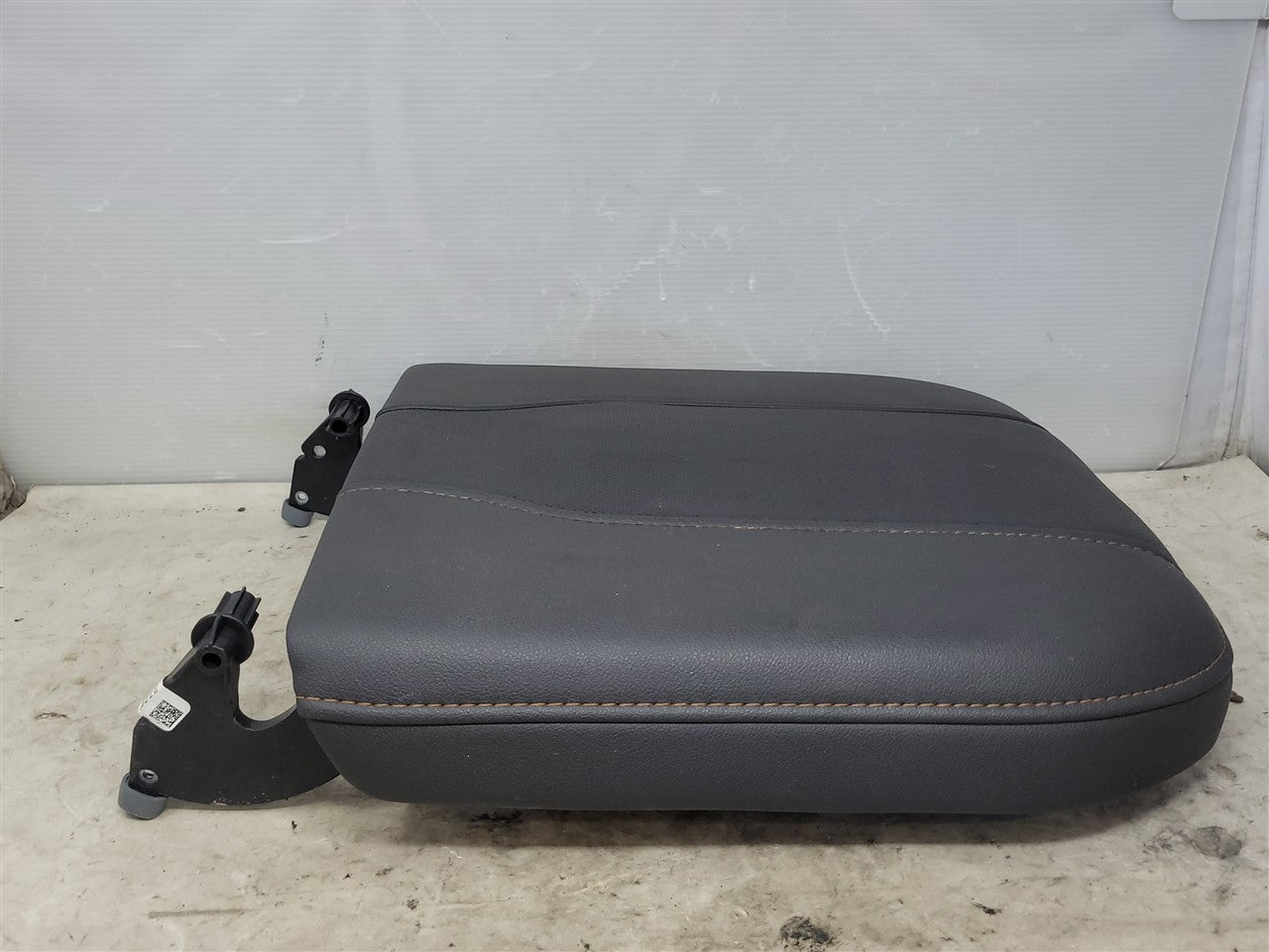 Used OEM 2022-2026 SIERRA SIERRA DENALI 1500 SILVERADO 1500 CENTER CONSOLE LID AT4 BLACK KALAHARI STITCHING, actual item