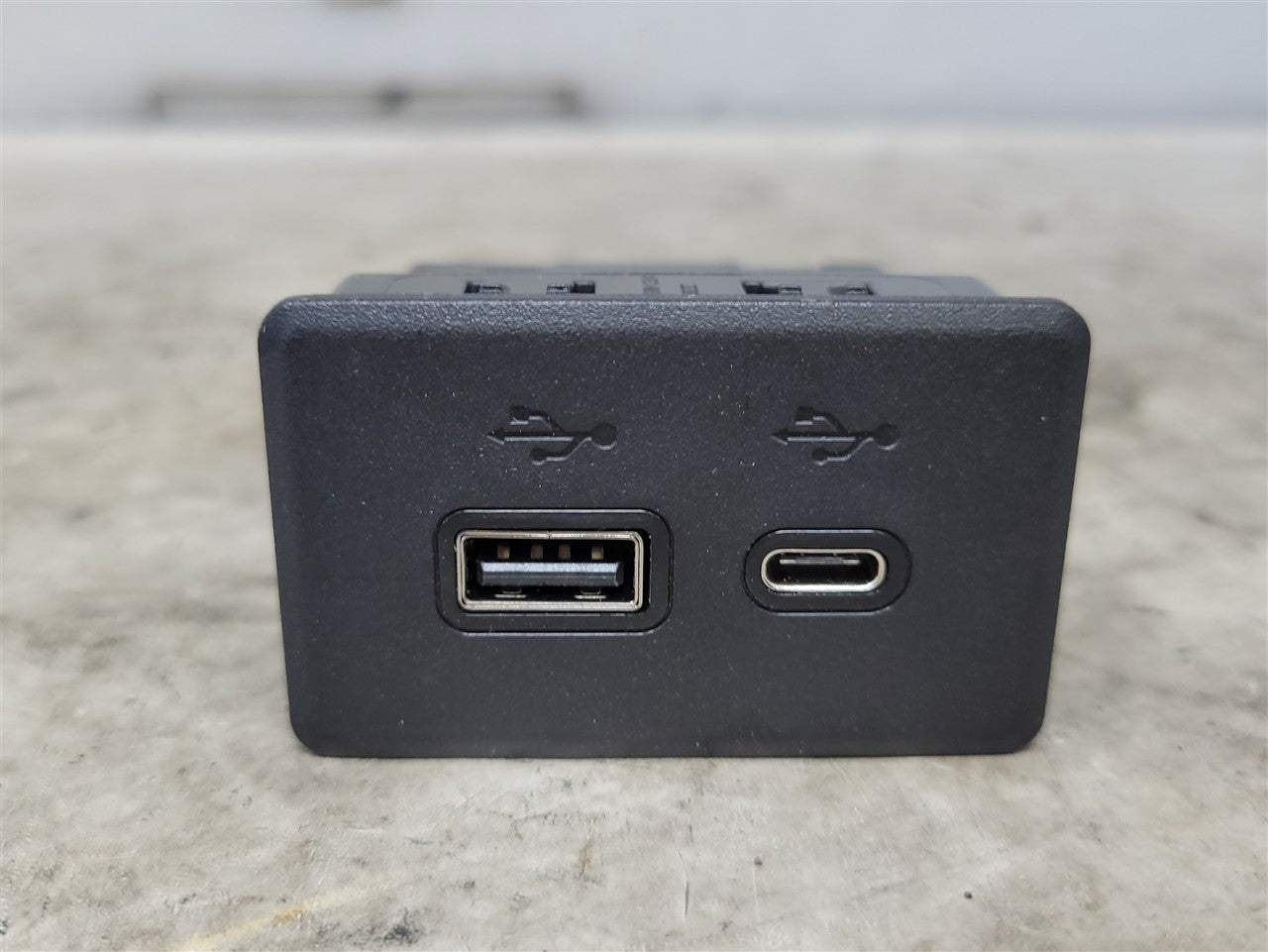 2023 SIERRA CENTER CONSOLE DUAL USB PORTS 13529874 34428 - image 1