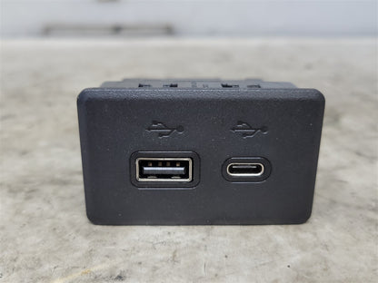 2023 SIERRA CENTER CONSOLE DUAL USB PORTS 13529874 34428 - image 1