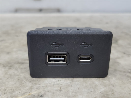 2023 SIERRA CENTER CONSOLE DUAL USB PORTS 13529874 34428 - image 1
