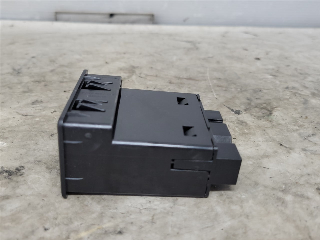 2023 SIERRA CENTER CONSOLE DUAL USB PORTS 13529874 34428 - image 2