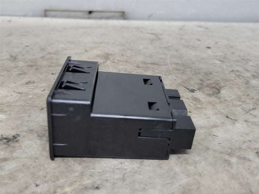2023 SIERRA CENTER CONSOLE DUAL USB PORTS 13529874 34428 - image 2