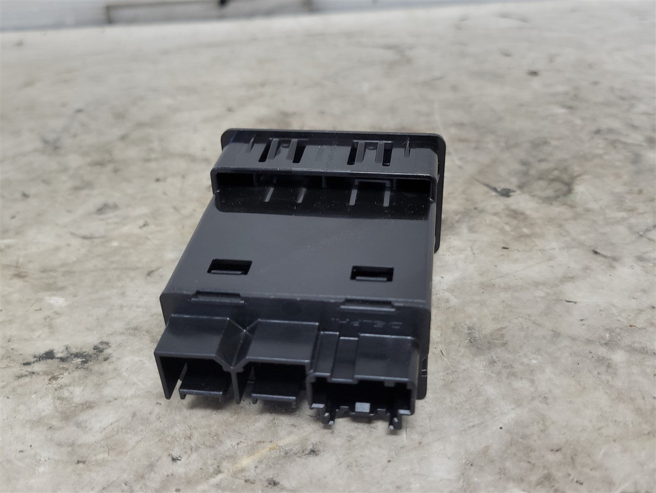 2023 SIERRA CENTER CONSOLE DUAL USB PORTS 13529874 34428 - image 3