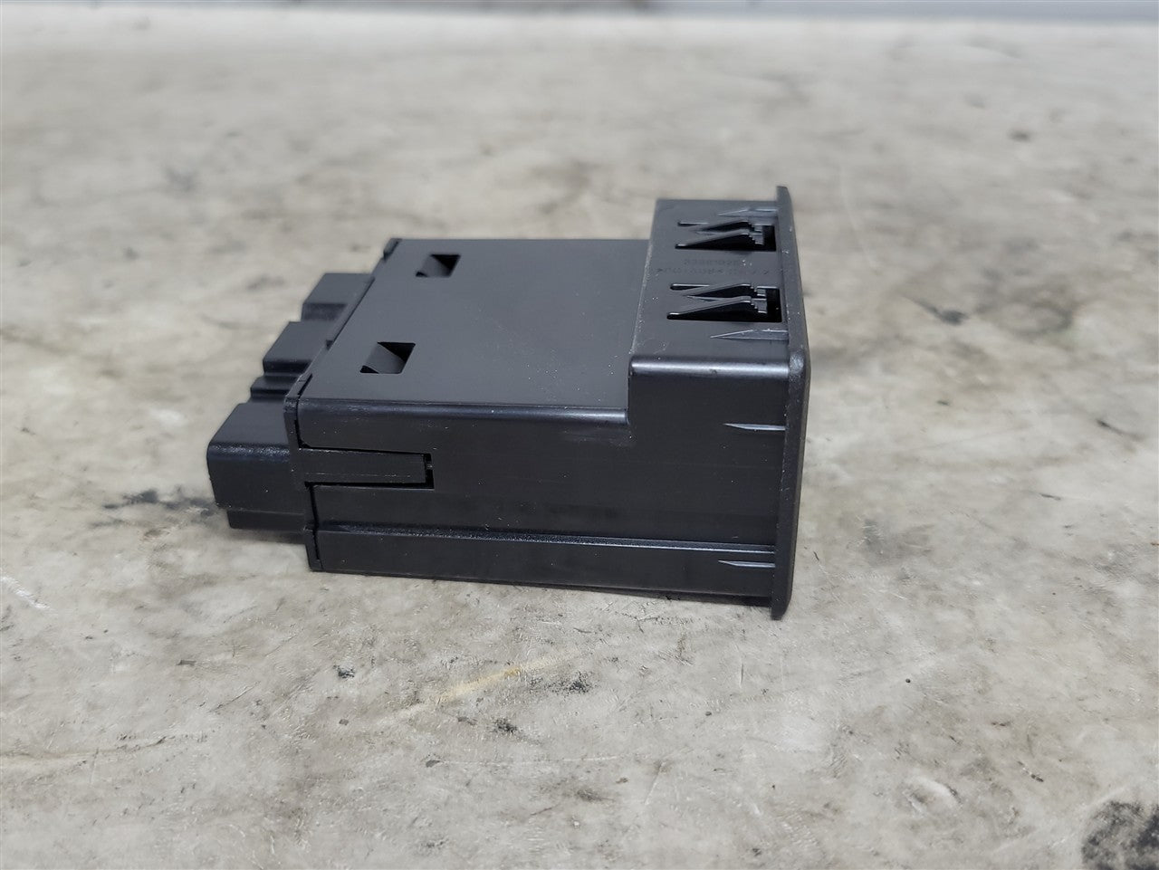 2023 SIERRA CENTER CONSOLE DUAL USB PORTS 13529874 34428 - image 4