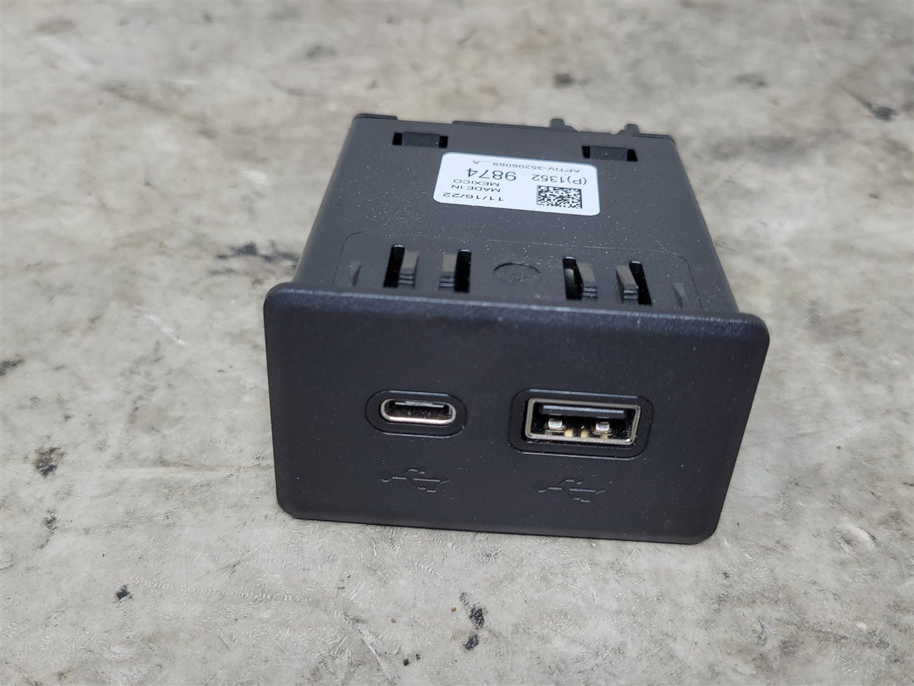 2023 SIERRA CENTER CONSOLE DUAL USB PORTS 13529874 34428 - image 5