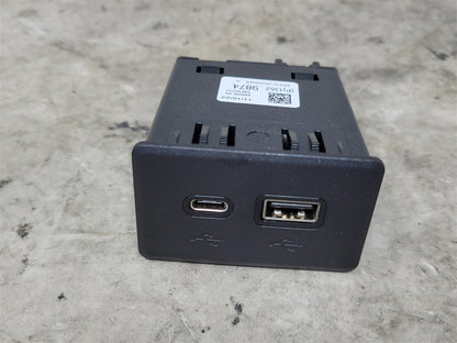 2023 SIERRA CENTER CONSOLE DUAL USB PORTS 13529874 34428 - image 5