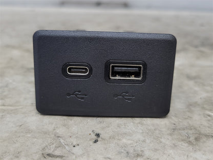 2023 SIERRA CENTER CONSOLE DUAL USB PORTS 13529874 34428 - image 6