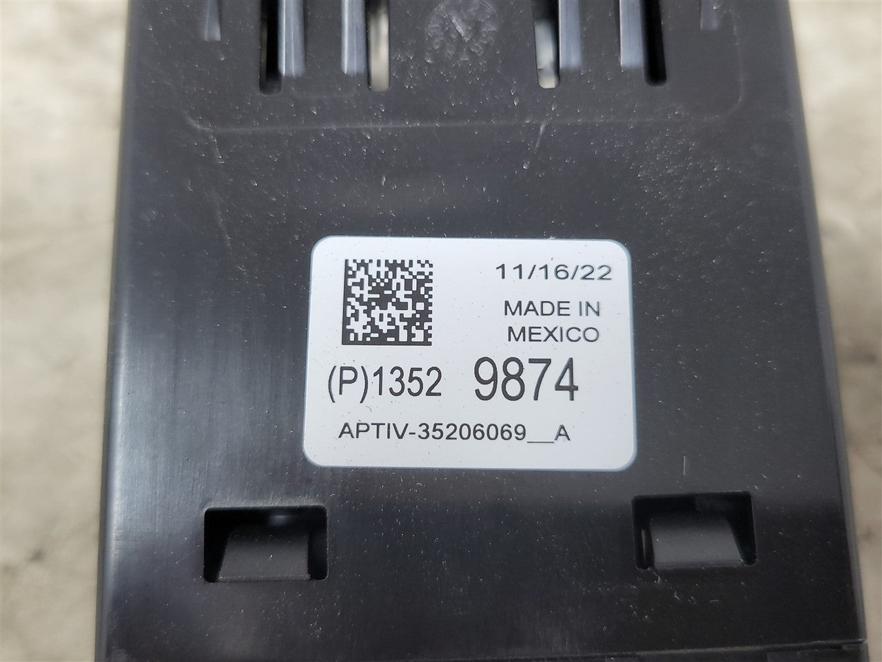 2023 SIERRA CENTER CONSOLE DUAL USB PORTS 13529874 34428 - image 8