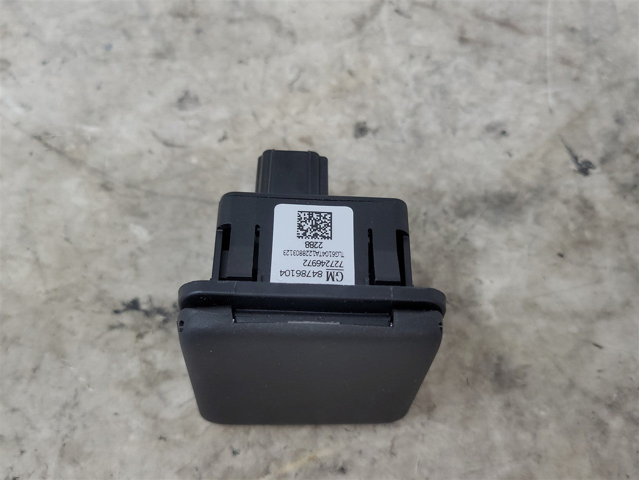 2023 SIERRA CENTER CONSOLE 120V OUTLET PLUG 84786104 34429 - image 2