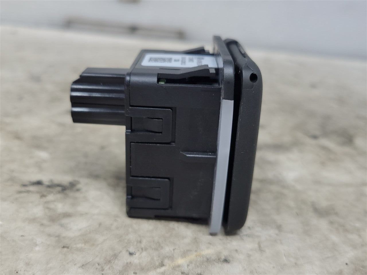 2023 SIERRA CENTER CONSOLE 120V OUTLET PLUG 84786104 34429 - image 3