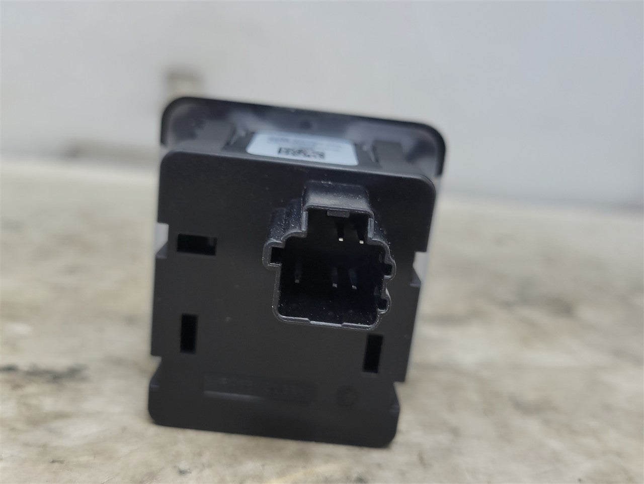 2023 SIERRA CENTER CONSOLE 120V OUTLET PLUG 84786104 34429 - image 4
