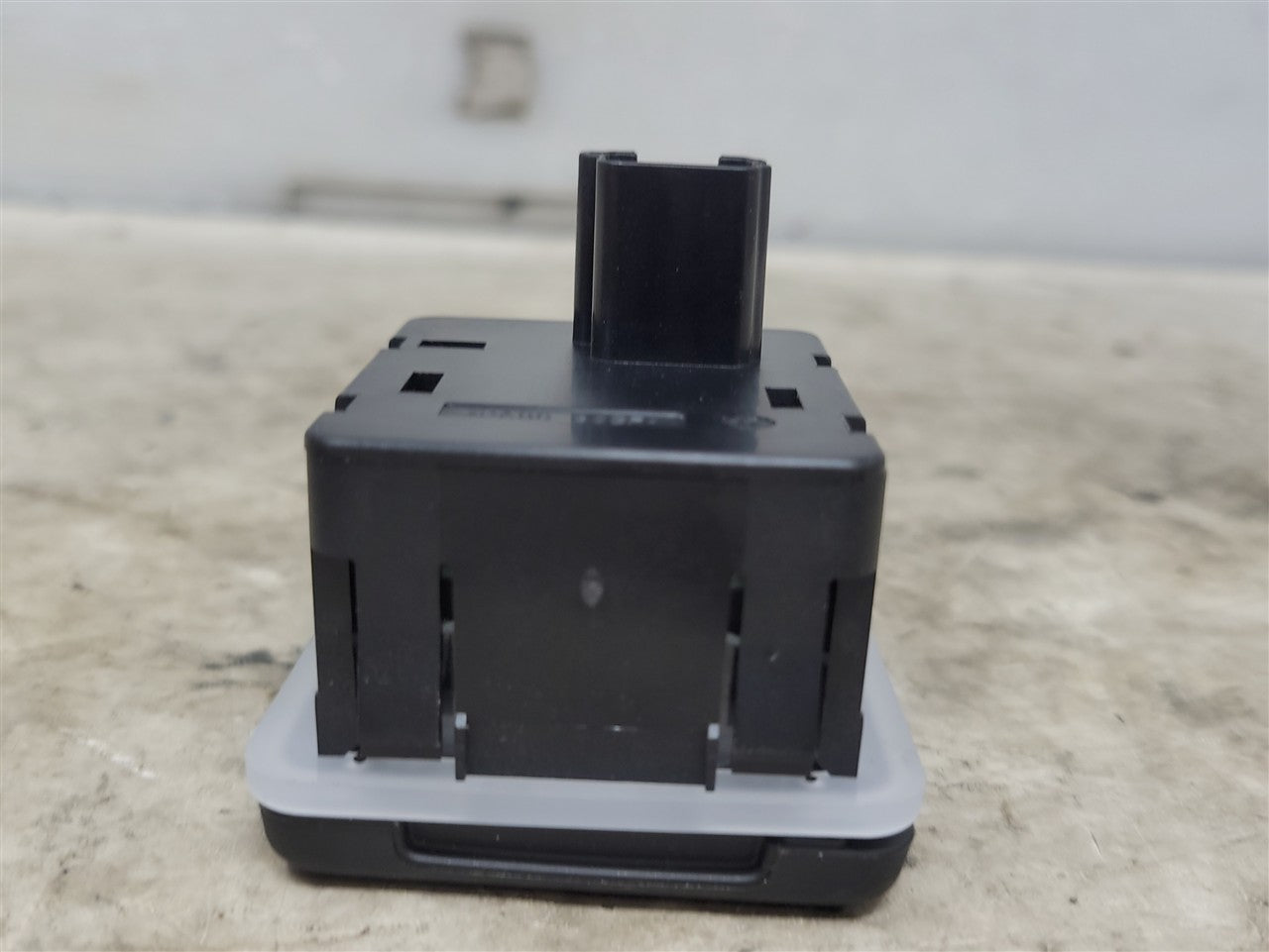 2023 SIERRA CENTER CONSOLE 120V OUTLET PLUG 84786104 34429 - image 6