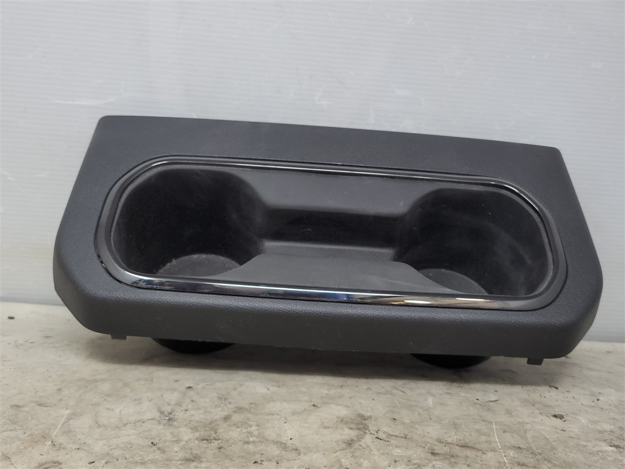 2023 SIERRA CENTER CONSOLE REAR CUPHOLDER 85554448 AT4 TRIM 34430 - image 2