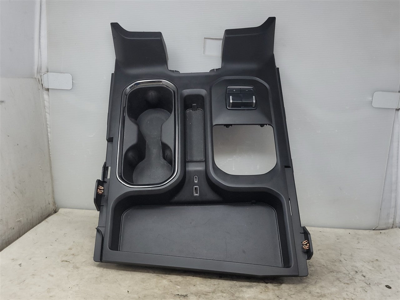 Used OEM 2022-2026 SIERRA SILVERADO CENTER CONSOLE FRONT CUP HOLDER & TRIM PLATE 86787378, actual item photo 1