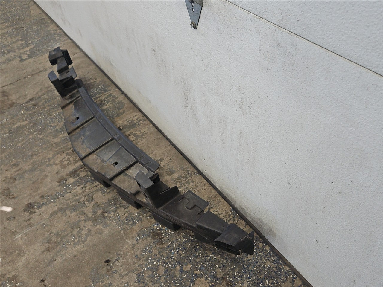 2016 CAMARO OEM SS FRONT PLASTIC REBAR 84214301 34432 - image 3