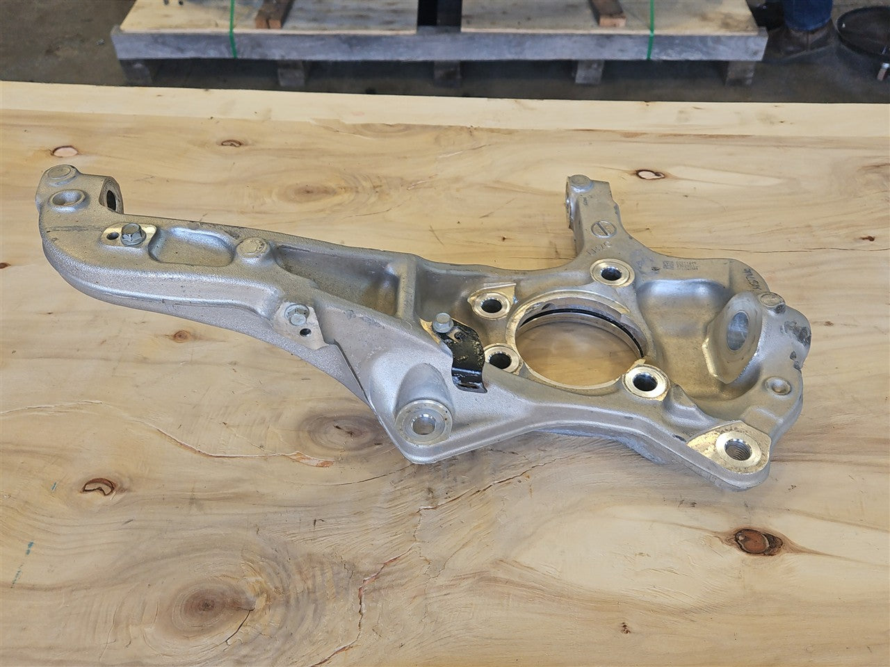 2023 SIERRA LH DRIVER FRONT SPINDLE KNUCKLE 35K 34443 - image 3
