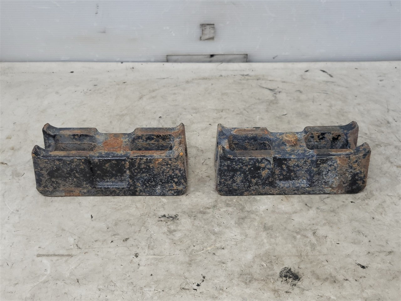 2023 SIERRA OEM AT4 REAR LIFT BLOCKS LEAF SPRING 34444 - image 1