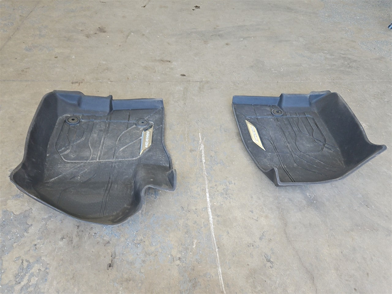 2023 SUBURBAN OEM FRONT FLOOR LINERS MATS 84646685 34445 - image 3