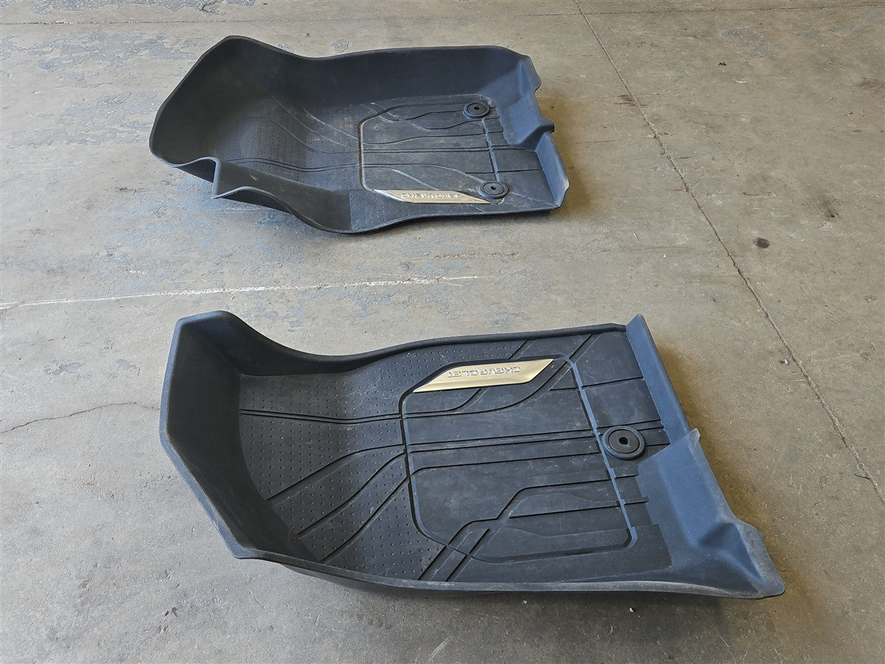 2023 SUBURBAN OEM FRONT FLOOR LINERS MATS 84646685 34445 - image 4
