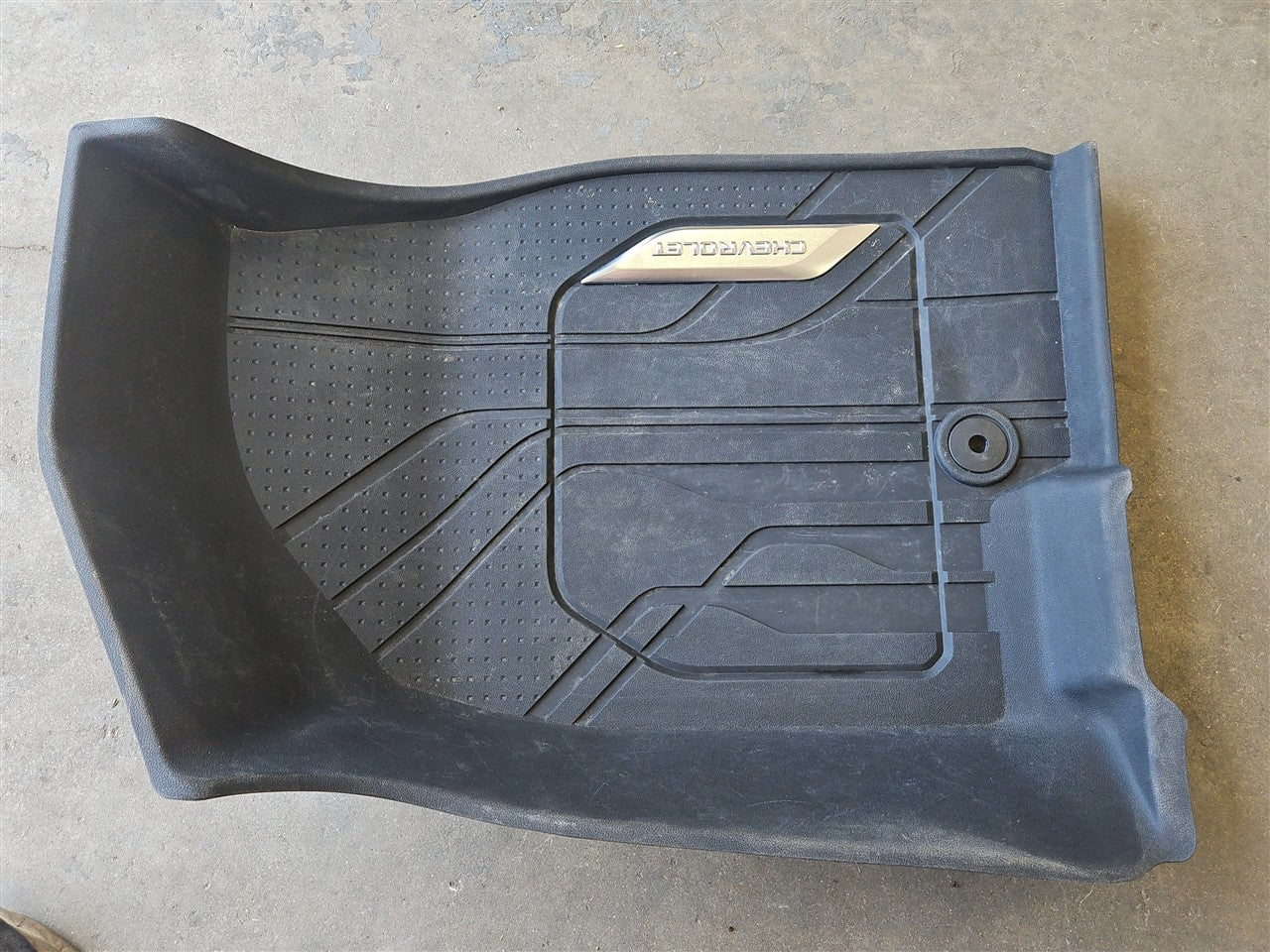2023 SUBURBAN OEM FRONT FLOOR LINERS MATS 84646685 34445 - image 5